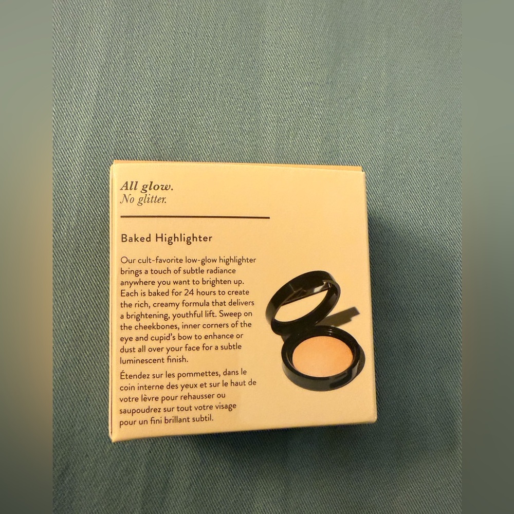 Laura Geller Baked Natural Glow Highlighter in Vanilla - Picture 6 of 7